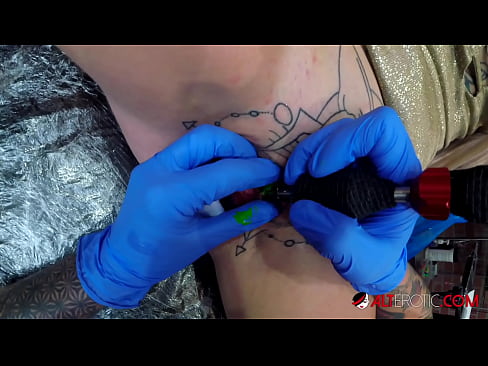 ❤️ Extremt tatuerade snyggingen Sully Savage fick en tatuering på sin klitoris ☑ Porno vk at us ❌️❤